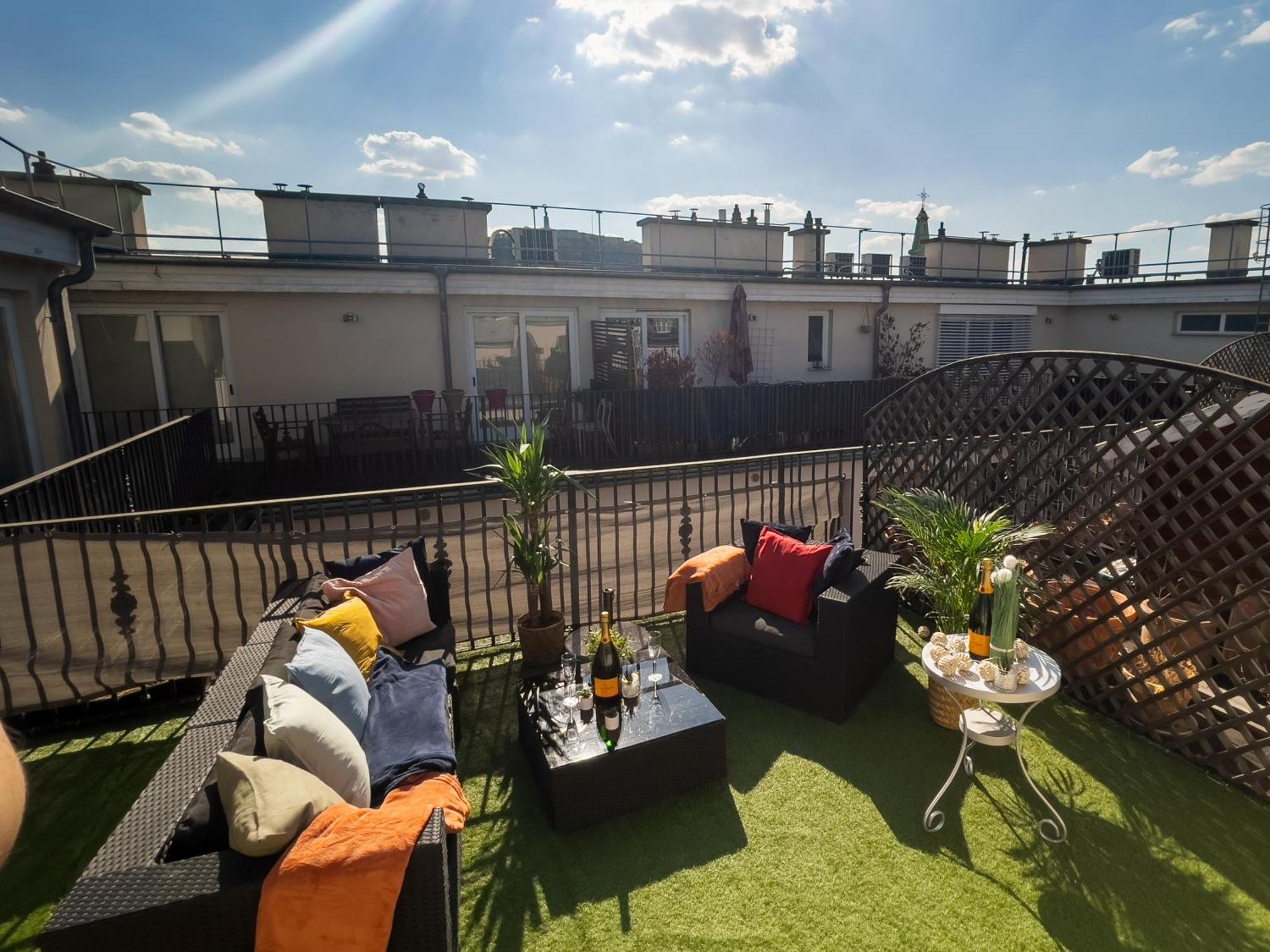 Luxurious Penthouse In The Heart Of Будапеща Екстериор снимка